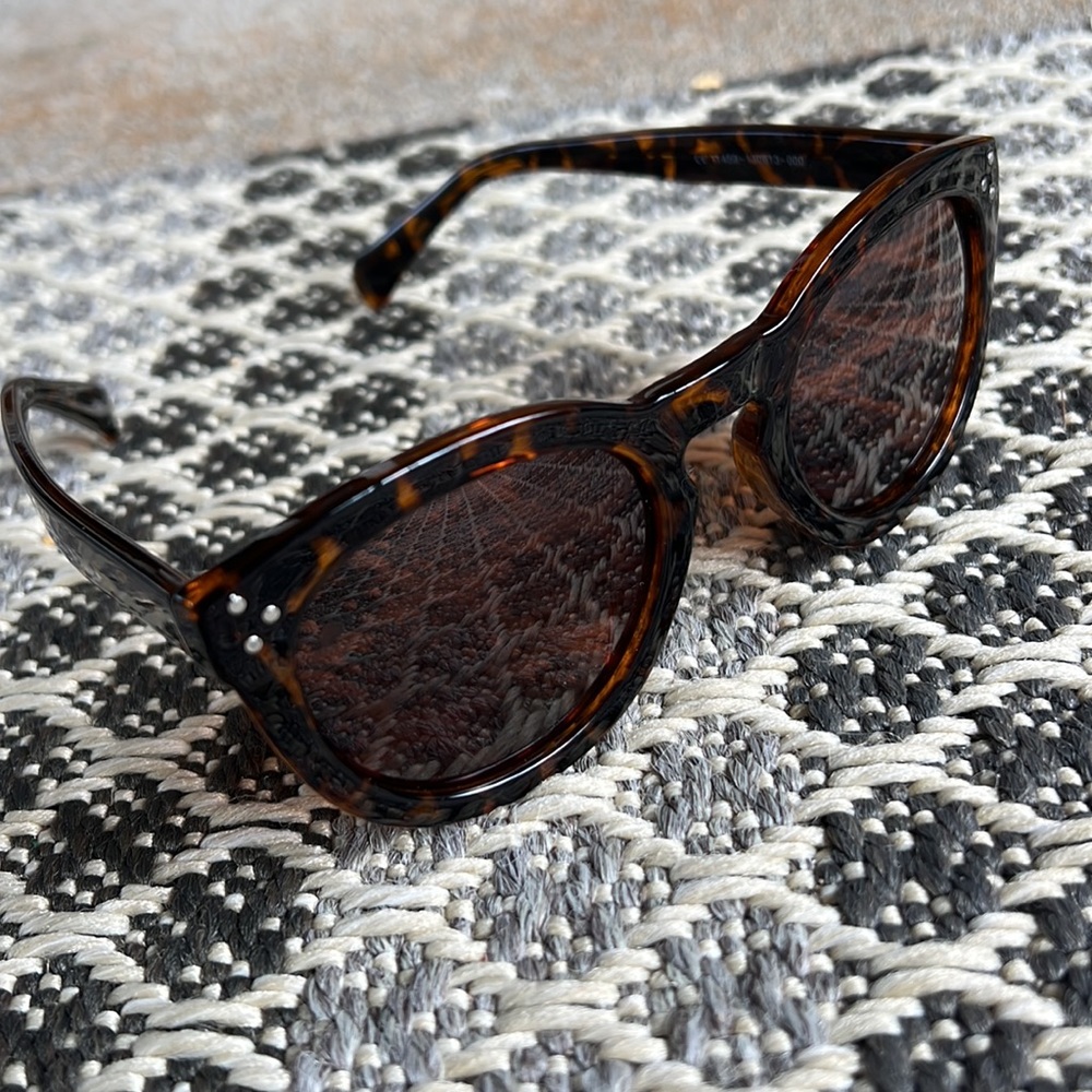 Plastic tortoise shell sunglasses - Picture 1 of 4